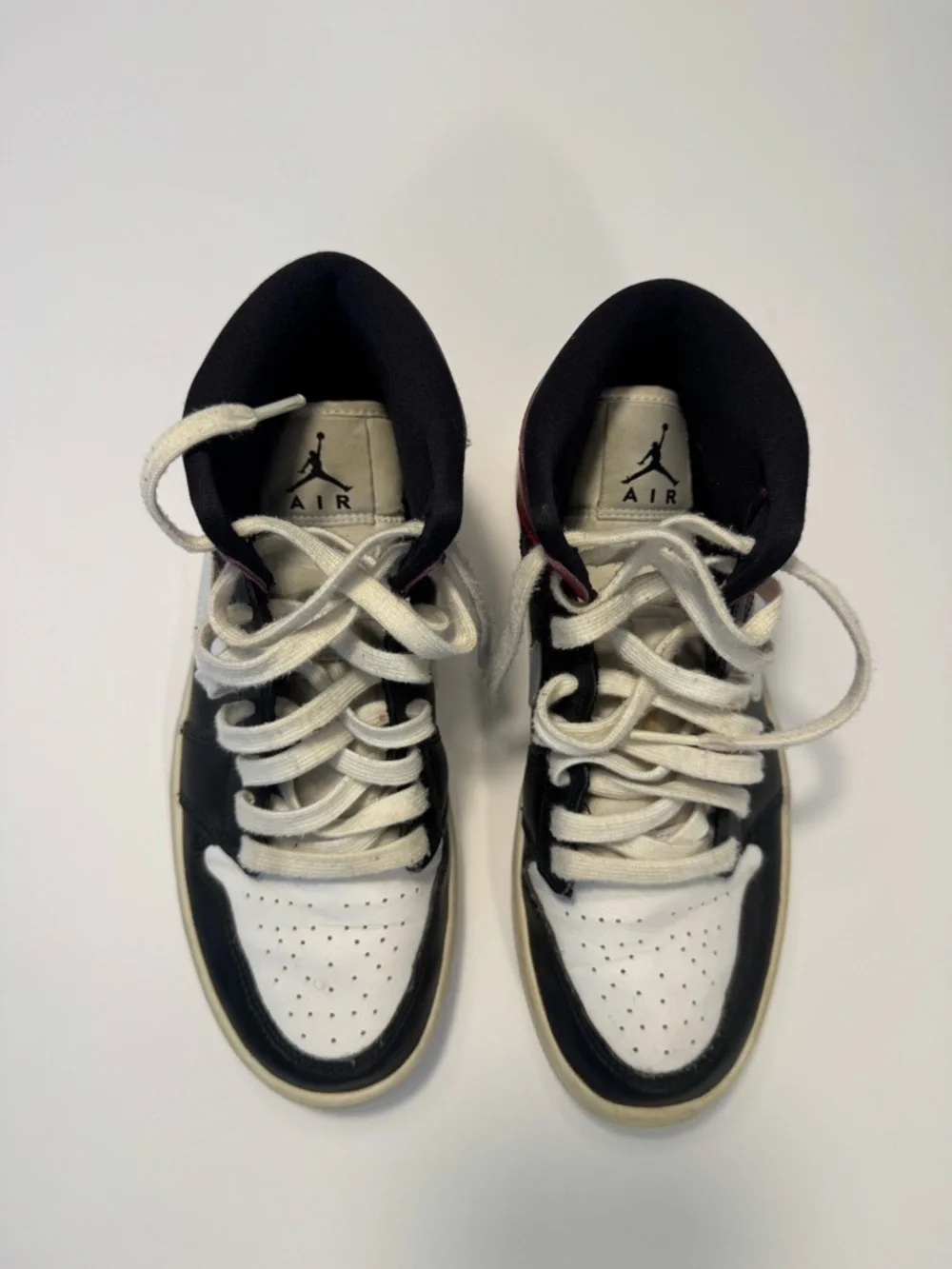 Nike Air Jordan 1 Mid GS Black White Red 6.5Y Youth   Womens 8 BQ6472-016